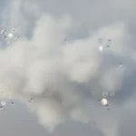 Una composición abstracta de nubes suaves y algodón, con pequeñas moléculas aromáticas flotando, simbolizando la ligereza y pureza del almizcle blanco.